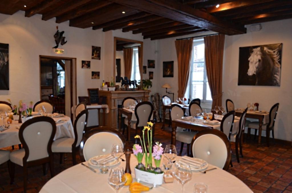 Logis Hotel Auberge Du Cheval Blanc Yvoy-le-Marron Екстер'єр фото