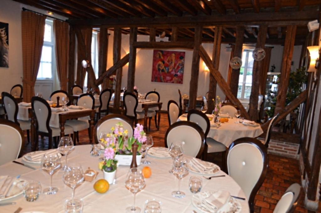 Logis Hotel Auberge Du Cheval Blanc Yvoy-le-Marron Екстер'єр фото