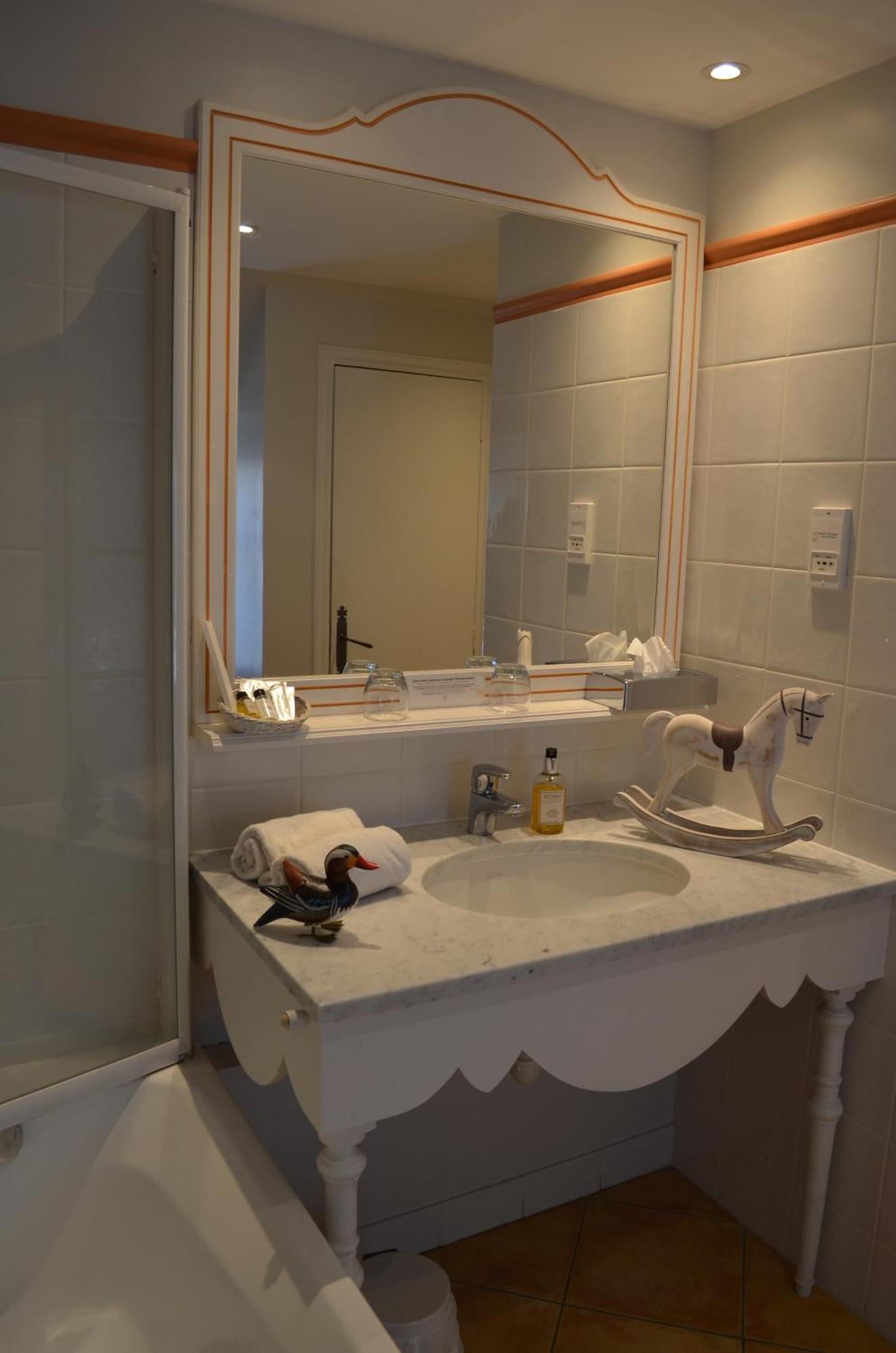 Logis Hotel Auberge Du Cheval Blanc Yvoy-le-Marron Екстер'єр фото